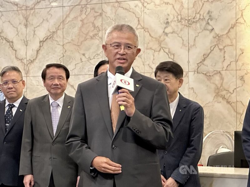 併入台新金控前夕,新光金控23日舉行最後一場股東會。會後新光人壽副董事長洪士琪(左3)對媒體發表談話。中央社記者張璦攝 114年6月23日