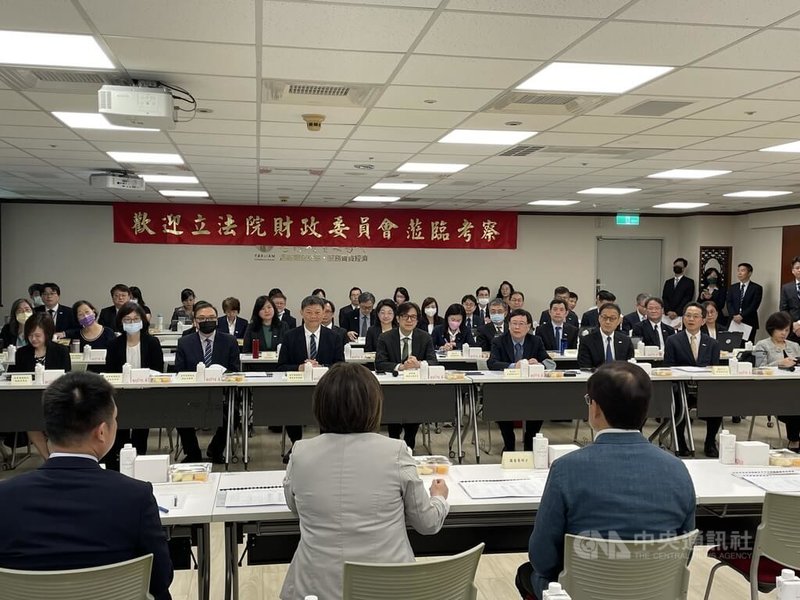 立法院財政委員會23日考察證券櫃檯買賣中心及台灣期貨交易所業務,金管會副主委陳彥良(前中)、期交所董事長吳自心(前右4)、櫃買中心董事長簡立忠(前右2)率各主管親自到場簡報並交換意見。中央社記者鍾榮峰攝 114年6月23日
