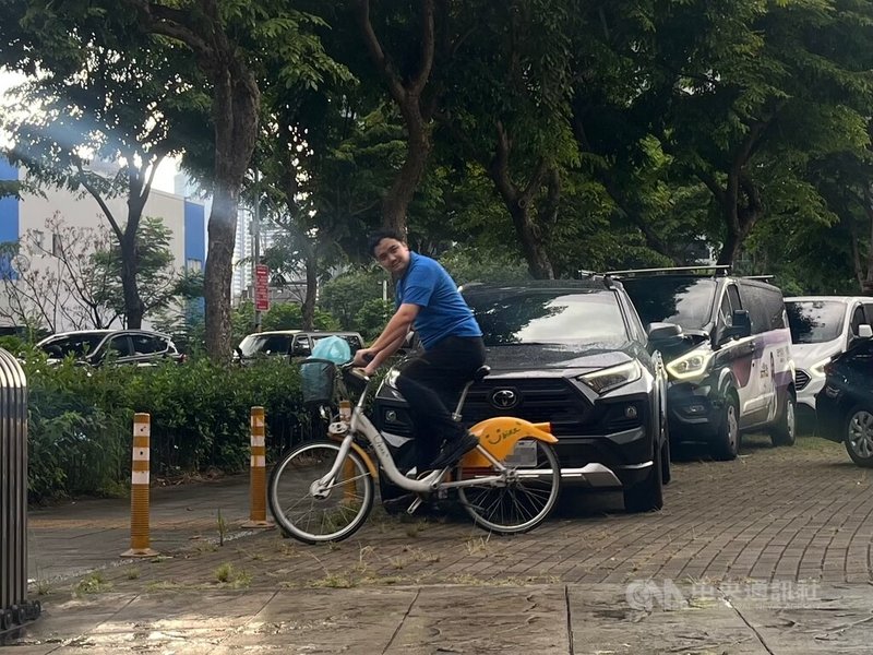 罷免民進黨立委李坤城2階連署23日截止送件,領銜人宋建樑(圖)下午騎著腳踏車抵達新北市選舉委員會外接受媒體聯訪表示,造冊過程碰到問題,綜合考量後不送件。中央社記者趙敏雅攝 114年6月23日