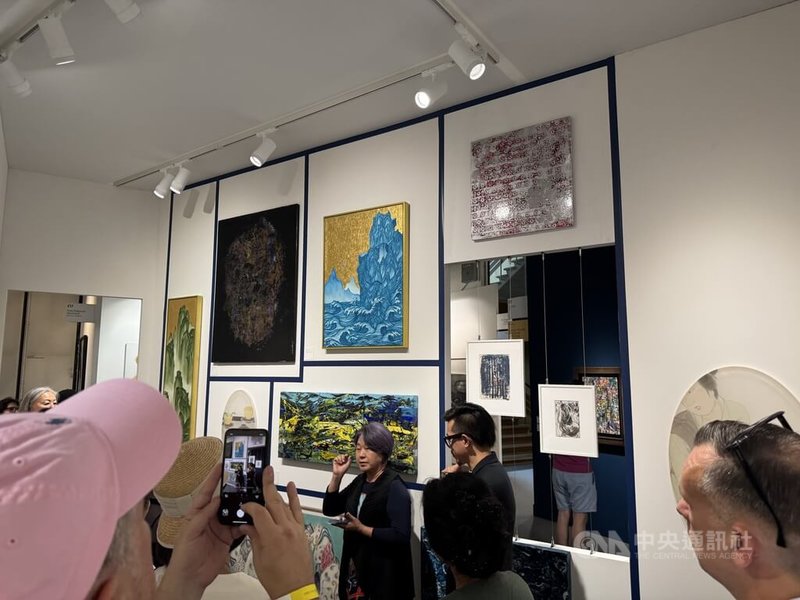 瑞士巴塞爾藝博會16日至22日展覽期間,台灣當代藝術家袁慧莉(面對觀眾者,左1)在現場與當地民眾面對面,親自解說作品意涵。 中央社記者郭芳君巴塞爾攝 114年6月23日