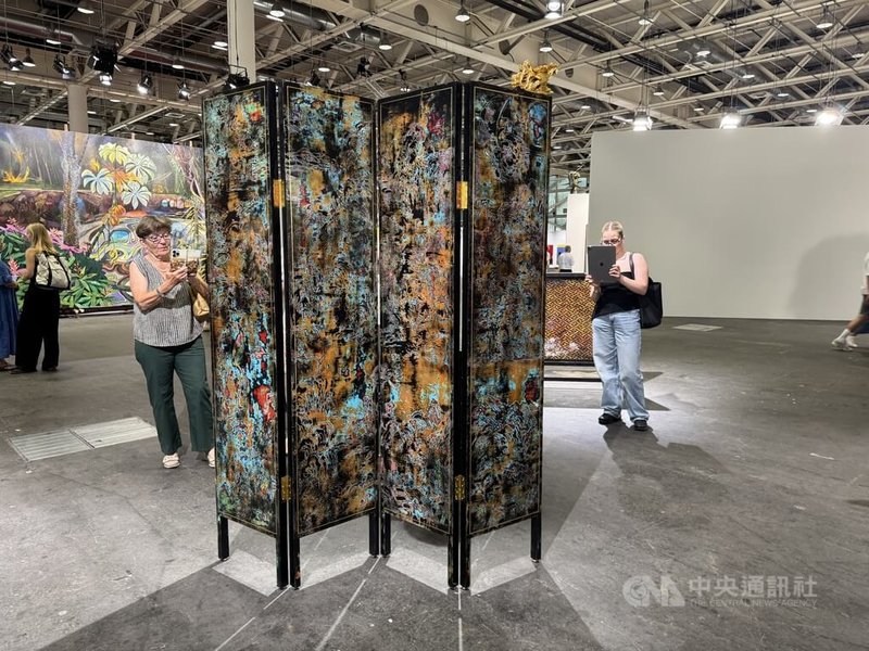 「殘山剩水鬧金屏」是台灣藝術家蘇孟鴻作品,一項屏風與燭台藝術品,風格一枝獨秀,於2025瑞士巴塞爾藝博會大型藝術項目意象無限(Unlimited)展出,參觀者無不拍照留念。中央社記者郭芳君巴塞爾攝 114年6月23日