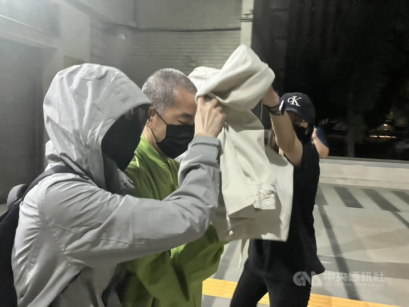 民主進步黨籍立法委員林岱樺等涉詐助理費案,台灣高雄地方檢察署23日偵結起訴10人,至於在押的通法寺住持釋煌智(左2),經台灣高雄地方法院審理,以新台幣80萬元交保,限制住居及出境出海。中央社記者張已亷攝 114年6月23日
