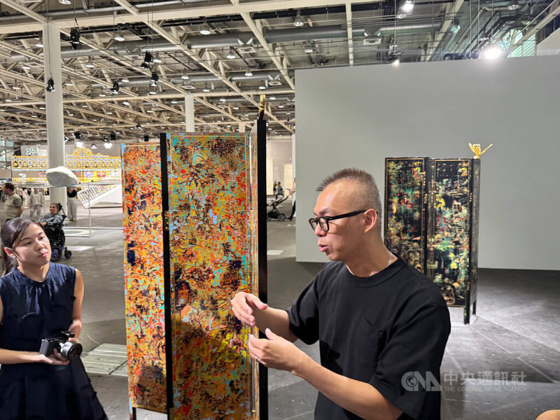 巴塞爾藝博會16日至22日展覽期間,藝術家蘇孟鴻(右)在現場與民眾接觸,進行藝術鑑賞交流。 中央社記者郭芳君巴塞爾攝 114年6月23日