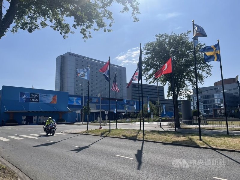 川普2.0時代的首次北約高峰會即將於海牙召開,主辦國荷蘭祭出史上最大規模維安,行經會場周邊大範圍區域的公車電車都已改道。中央社記者田習如荷蘭海牙攝 114年6月23日