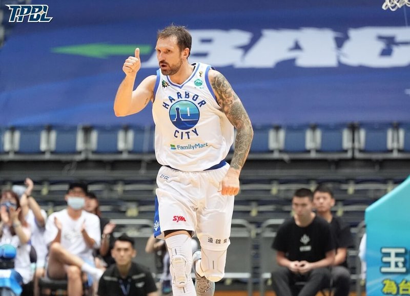 台灣職業籃球大聯盟(TPBL)高雄全家海神23日在主場迎戰新北國王,海神靠著洋將艾德(Edgaras Zelionis)(中)攻下全場最高25分,終場以117比99痛宰對手,在總冠軍系列戰扳成2比2平手。(TPBL提供)中央社記者陳容琛傳真 114年6月23日