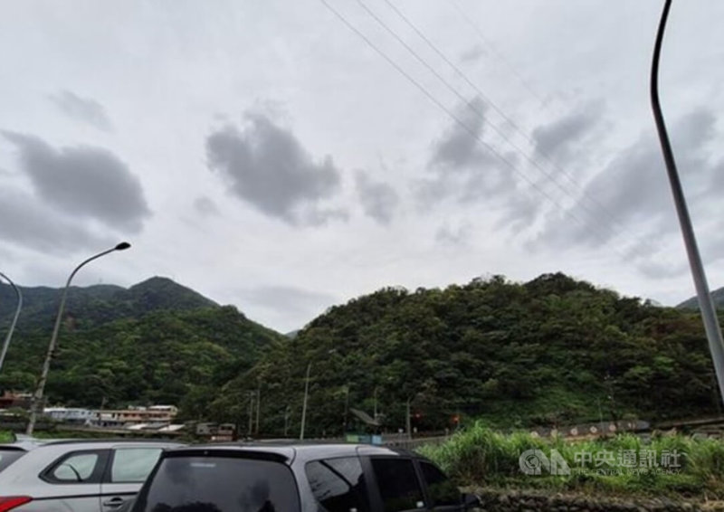 經營酒店的蕭姓男子逝世後,留下新北市瑞芳區猴硐車站旁近乎整座山頭高達8萬坪、價值逾新台幣億元土地,由於遺產稅逾500萬元無人處理,法務部行政執行署宜蘭分署30日上午將拍賣9筆土地。中央社記者王朝鈺傳真 114年6月23日
