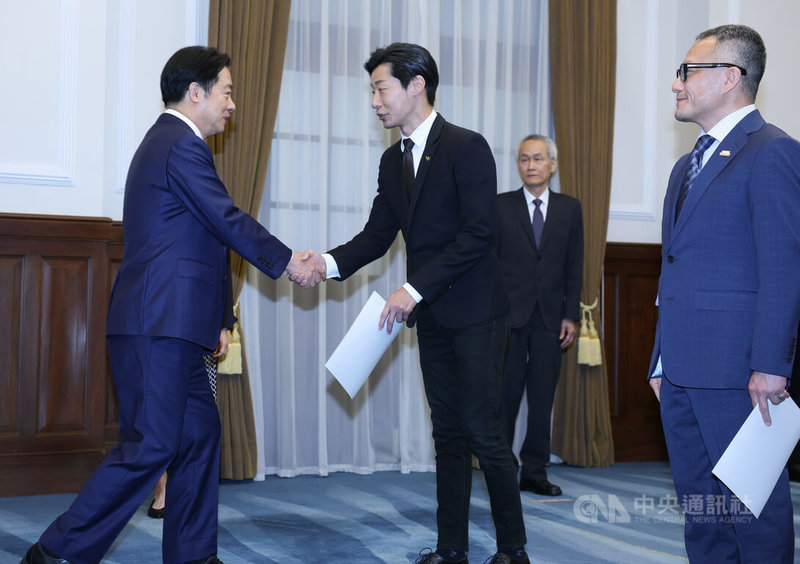 總統賴清德(左)23日上午在總統府主持「新任行政院、考試院政務人員及駐外大使宣誓典禮」,向駐芬蘭大使林昶佐(前中)等人握手致意。中央社記者謝佳璋攝 114年6月23日