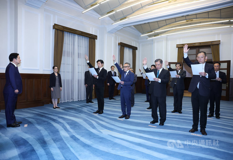 總統賴清德(左)23日上午在總統府主持「新任行政院、考試院政務人員及駐外大使宣誓典禮」,副總統蕭美琴(左2)等人在場觀禮。中央社記者謝佳璋攝 114年6月23日