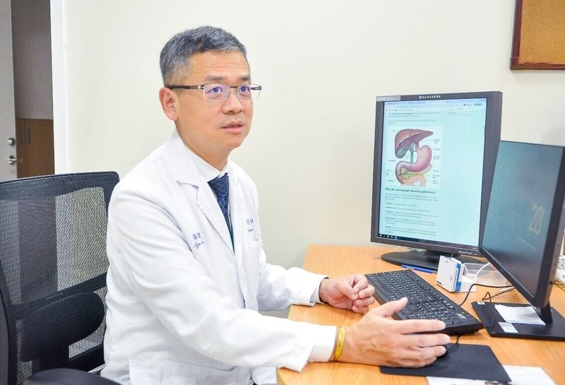 台北市立萬芳醫院消化內科主任張智翔(圖)表示,患有高血壓與糖尿病的近7旬男子,因右上腹疼痛及高燒送醫,雖經治療,但1個月後再度出現腹痛、黃疸,反覆高燒及畏寒等症狀,診斷確認膽結石導致膽管阻塞,引發肝囊腫2度感染,在接受內視鏡取石與膿腫抽吸治療後,病況逐漸穩定。(萬芳醫院提供)中央社記者曾以寧傳真 114年6月23日