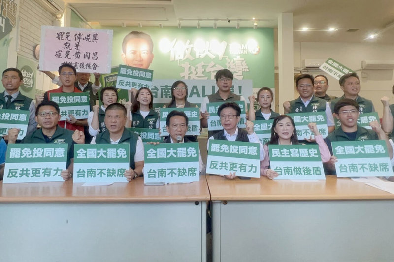 民進黨立委林俊憲(前左3)23日在服務處舉辦支援全國大罷免記者會,同黨立委郭國文(前右3)、林宜瑾(前右2)及多名台南議員出席。(林俊憲服務處提供)中央社記者楊思瑞台南傳真 114年6月23日