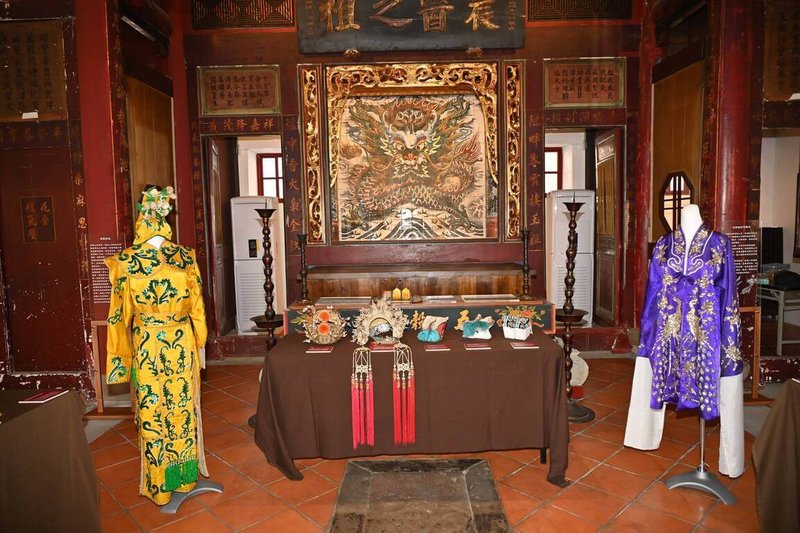 宜蘭縣政府辦理歌仔戲文物普查,23日在五穀廟舉辦成果發表會,現場展出2件有50年歷史,已列冊追蹤戲服,分別為劇團李阿貴老師製作的「黃地綠紋花草亮片武甲」(左)及林桂芳老師製作的「紫地亮片孔雀花紋老旦帔」(右)。(宜蘭縣政府提供)中央社記者王朝鈺傳真 114年6月23日