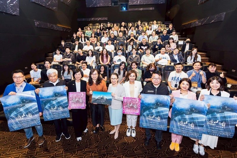 紀錄片「造山者-世紀的賭注」上映以來熱潮持續延燒,副總統蕭美琴(前左5)日前也到場觀影,特別感謝導演蕭菊貞(前左4)記錄這段「改變台灣命運的歷史」。(蘇巧慧委員辦公室提供) 中央社記者陳怡璇傳真 114年6月23日