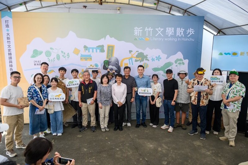 清華大學啟動「新竹文學散步」活動,23日宣布增加5條新路線,客委會主委古秀妃(前中白衣者)與清華副校長呂平江(右8)等人出席。(清華大學提供)中央社記者郭宣彣傳真 114年6月23日