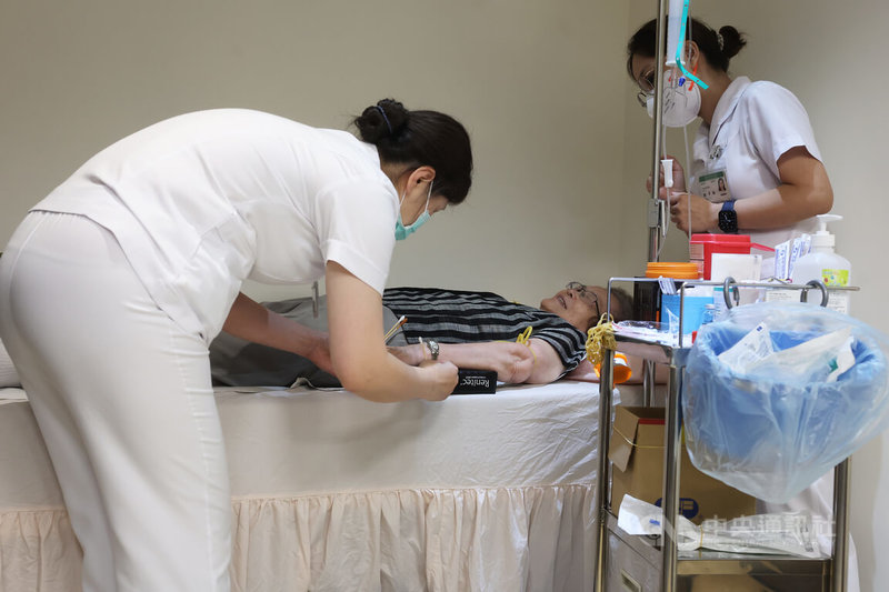 護理人員於診間為早期阿茲海默症83歲女性患者施打藥劑。中央社記者趙世勳攝 114年6月23日