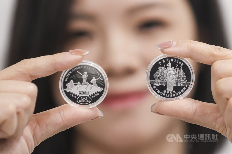 中央銀行23日舉行記者會宣布推出2024年第3屆世界12強棒球錦標賽冠軍紀念銀幣,全數採用預購登記制,每人限申購1枚,每枚售價新台幣1600元,預購數量上限為3萬6000枚。中央社記者鄭清元攝 114年6月23日
