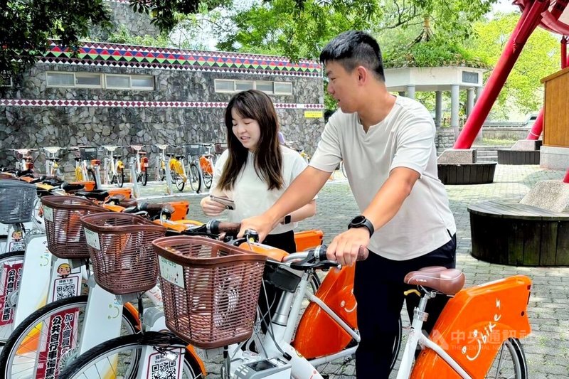 桃園市政府在復興區設置介壽國中停車場、仁愛停車場及角板山公園3處YouBike站點,交通局表示,3處租借站點共設有126柱,提供在地居民與旅客便利、低碳且具機動性的交通選擇。中央社記者吳睿騏桃園攝 114年6月23日
