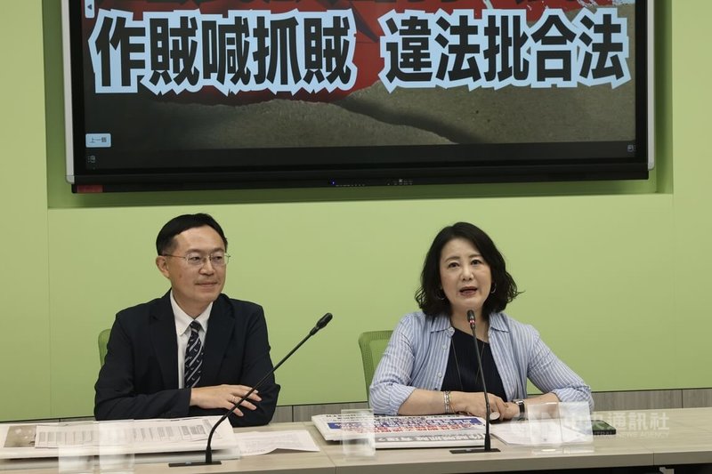 媒體報導發起罷免民進黨立委李坤城的領銜人宋建樑將前往新北市選舉委員會送件。李坤城(左)23日出示照片,質疑涉嫌集體偽造罷免連署書,他會將相關照片提供給檢方,也請新北市選委會不要成為犯罪者的幫兇。中央社記者吳家昇攝 114年6月23日