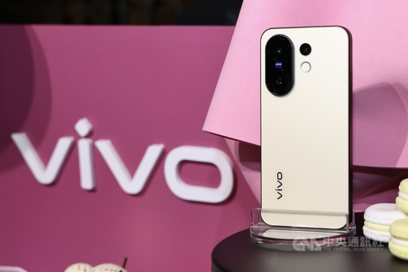 vivo 23日下午在台北舉辦vivo X200 FE發表會，新機以輕薄設計搭載蔡司影像系統及全新AI創作功能，將於23日在全台各大通路開賣。中央社記者翁睿坤攝 114年6月23日