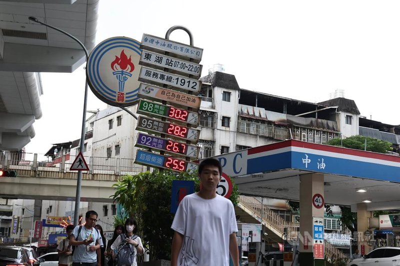 中東地緣政治情勢近日升溫,中油23日表示國內油氣供應均無影響,將密切注意中東情勢後續發展,並配合政府物價穩定政策,以減少國際油氣價格波動對民生和產業的衝擊。圖為台北市內湖區中油加油站外觀。中央社記者翁睿坤攝 114年6月23日