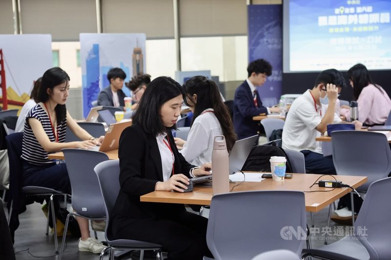 中央通訊社第8屆「我是海外特派員」活動23日在台北進行第2階段測驗,共有35名學員到考,上午筆試主要著重在新聞時事及英文能力。中央社記者張皓安攝 114年6月23日