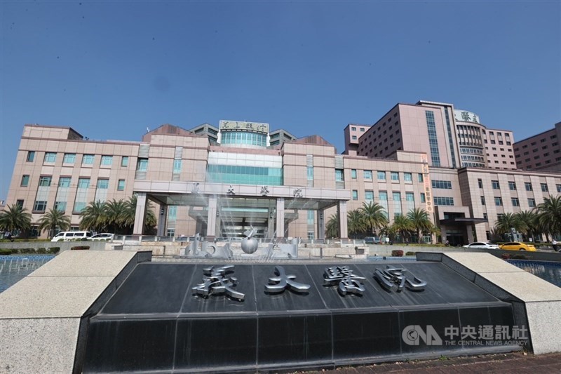 有新北市公司員工旅遊,入住墾丁某飯店,疑因飯店自助餐食物中毒。該團旅客23日抵達高雄後,共7人陸續送往高雄義大醫院就醫。(中央社檔案照片)