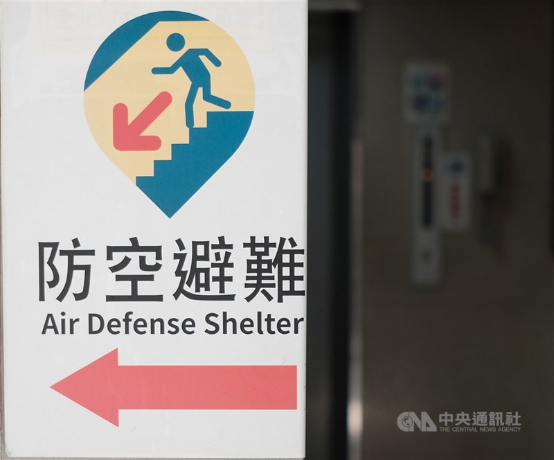 圖為台北市大同區民宅外張貼防空避難指示方向。(中央社檔案照片)