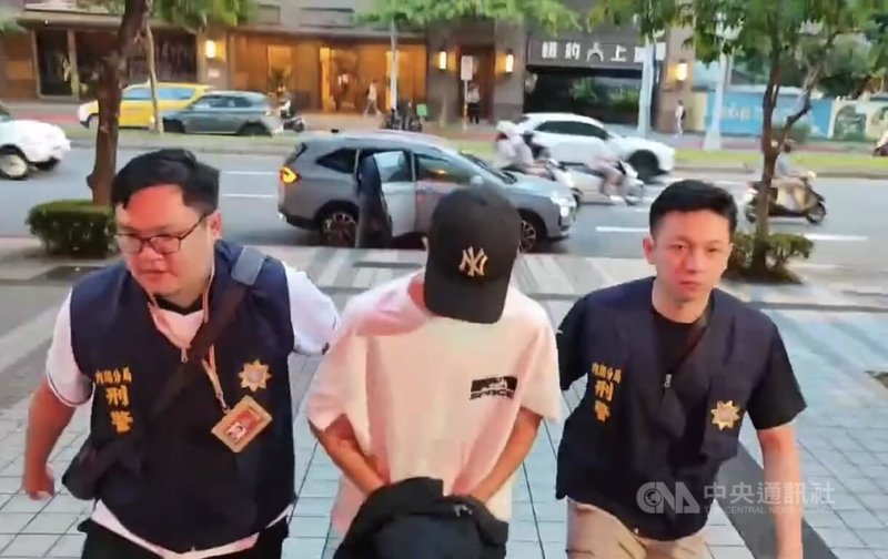 政治評論員李正皓日前遭人噴辣椒水,涉案21歲吳姓男子供稱是因行車糾紛才犯案。北市警方調閱監視器畫面,循線鎖定另有3人涉案,23日在新北市逮捕3名男子(中)。(翻攝照片)中央社記者黃麗芸傳真 114年6月23日