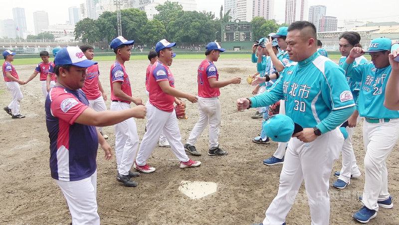 2025年小馬聯盟帕馬級亞太區青棒錦標賽23日在馬尼拉揭幕,台灣隊輕取菲律賓麥杜姆鎮,圖為賽後雙方球員及教練團撞拳致意。中央社記者林行健馬尼拉攝 114年6月23日