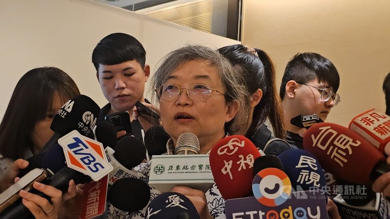 亞東醫院今天進行早期阿茲海默症新藥「欣智樂」施打,首例為83歲女性患者。患者女兒麥令琴(前)受訪時表示,這藥等了半年了,若能讓媽媽和家人維持多幾年正常互動,藥費就很值得。中央社記者王鴻國攝 114年6月23日