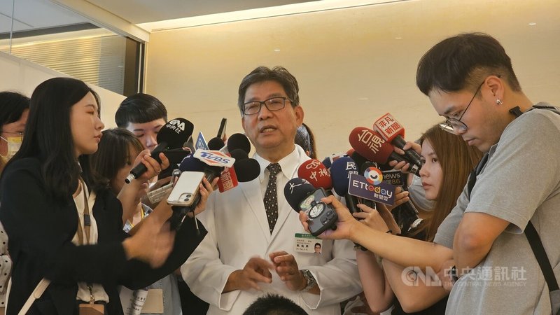 亞東醫院神經醫學部失智中心主任甄瑞興(右3)表示,這對失智症治療是新的里程碑。中央社記者王鴻國攝 114年6月23日