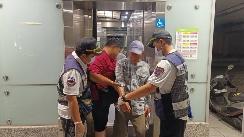 高雄82歲老翁22日深夜11時多受困輕軌真愛碼頭站電梯,警消獲報前往救援,與電梯廠商一起協助老翁脫困。(高雄市消防局提供)中央社記者蔡孟妤傳真 114年6月23日