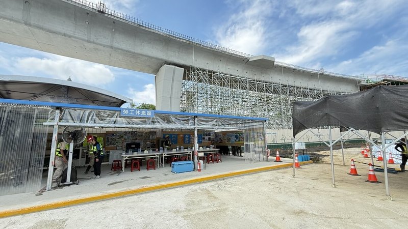 勞動部23日在高速公路局位於新北市土城的金城交流道工程地點,舉辦高氣溫作業熱危害預防示範觀摩會,盼與事業單位成為保護勞工免於高溫熱危害職業災害的重要靠山。(勞動部提供)中央社記者汪淑芬傳真 114年6月23日
