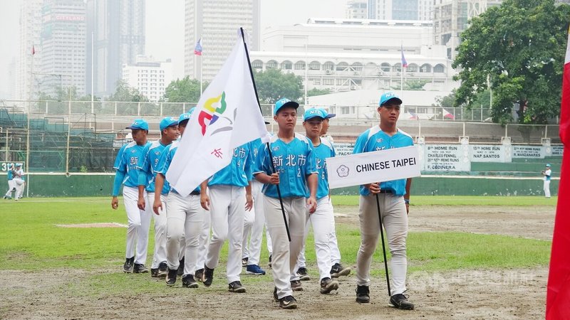 2025年小馬聯盟帕馬級亞太區青棒錦標賽23日在馬尼拉揭幕,圖為台灣青棒隊入場。中央社記者林行健馬尼拉攝 114年6月23日