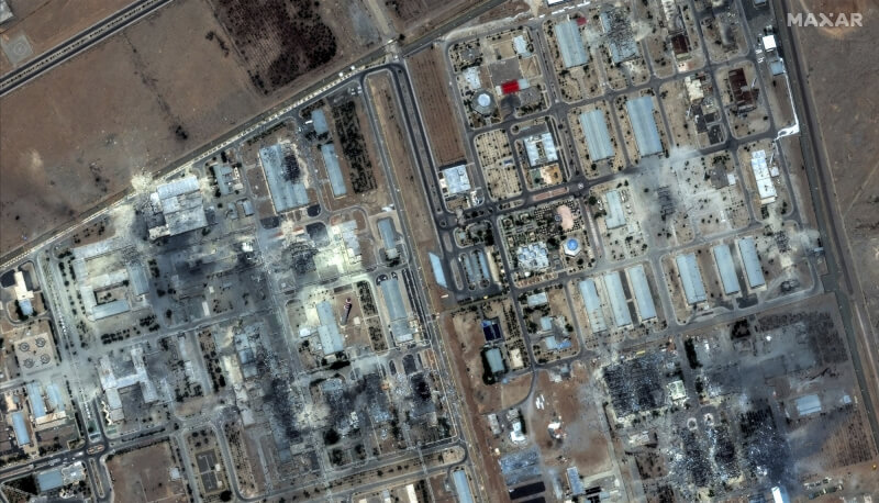 衛星影像顯示伊斯法罕設施內多處地面建築受損。(馬薩爾科技 via 美聯社)