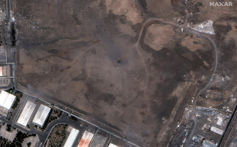 6月22日的衛星影像顯示疑似納坦茲設施大廳的正上方出現兩處新彈坑。(馬薩爾科技 via 美聯社)