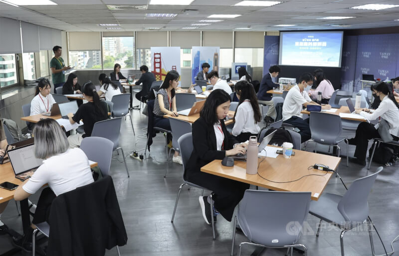 中央通訊社第8屆「我是海外特派員」活動反應熱烈,23日進行第2階段筆試和口試測驗,脫穎而出的學員將進入中央社實習,並爭取最後前往海外的實習名額。中央社記者張皓安攝 114年6月23日