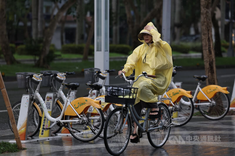 圖為台北市大安區民眾穿雨衣騎乘腳踏車。中央社記者翁睿坤攝 114年6月23日