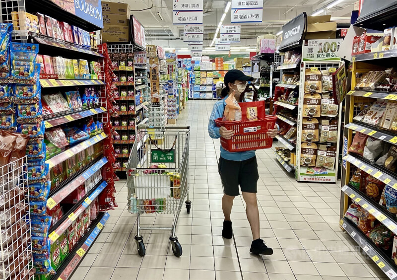 行政院表示,副院長鄭麗君已邀集「穩定物價小組」相關部會研商,密切關注油價、民生物價變動。圖為民眾在高雄市鳳山區一家大賣場選購商品。(中央社檔案照片)
