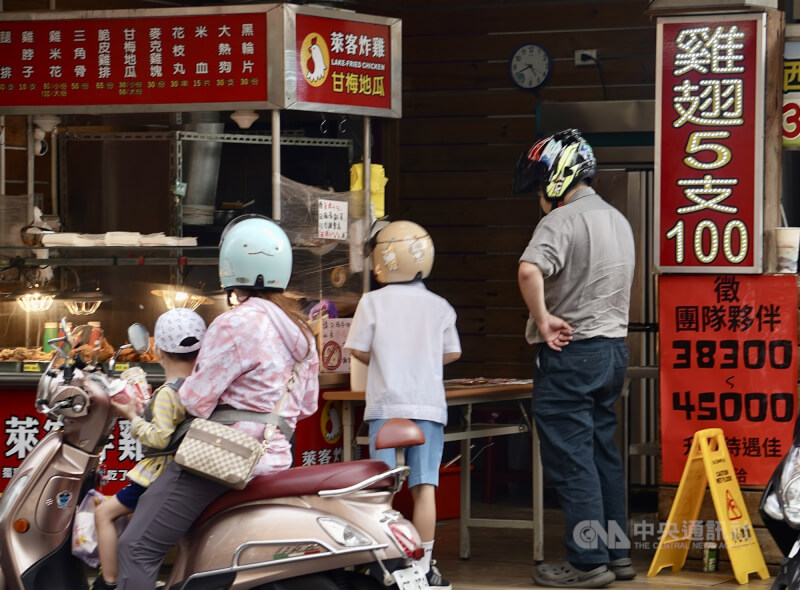 圖為高雄市五甲夜市一處店家門外貼有徵才告示。(中央社檔案照片)