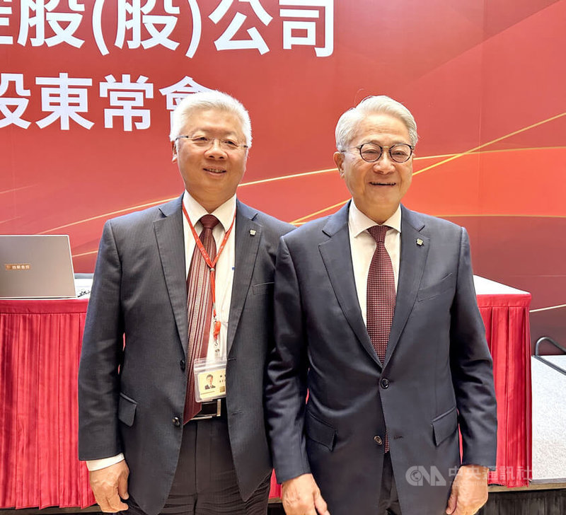 台新金23日舉行114年股東常會,圖為台新金董事長吳東亮(右)與總經理林維俊(左)。媒體關注新光人壽幣別錯配問題,林維俊會後受訪表示,新壽幣別錯配問題很難馬上扭轉,需長期調整體質,「就像吃中藥一樣慢慢調整」。中央社記者蘇思云攝 114年6月23日