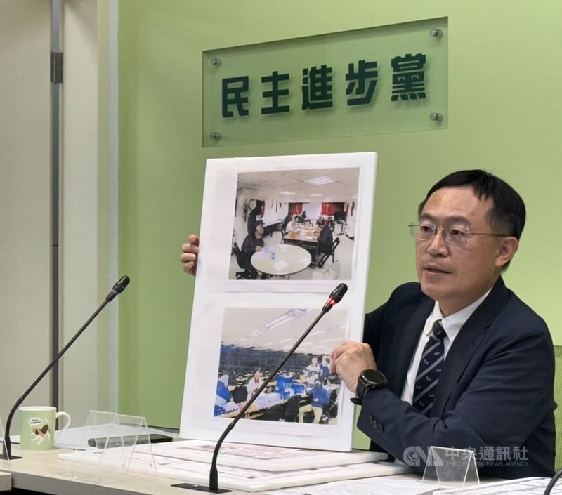 媒體報導,發起罷免民進黨立委李坤城的領銜人宋建樑,將前往新北市選舉委員會送件。李坤城(圖)23日出示照片,質疑涉嫌集體偽造罷免連署書。中央社記者王揚宇攝 114年6月23日