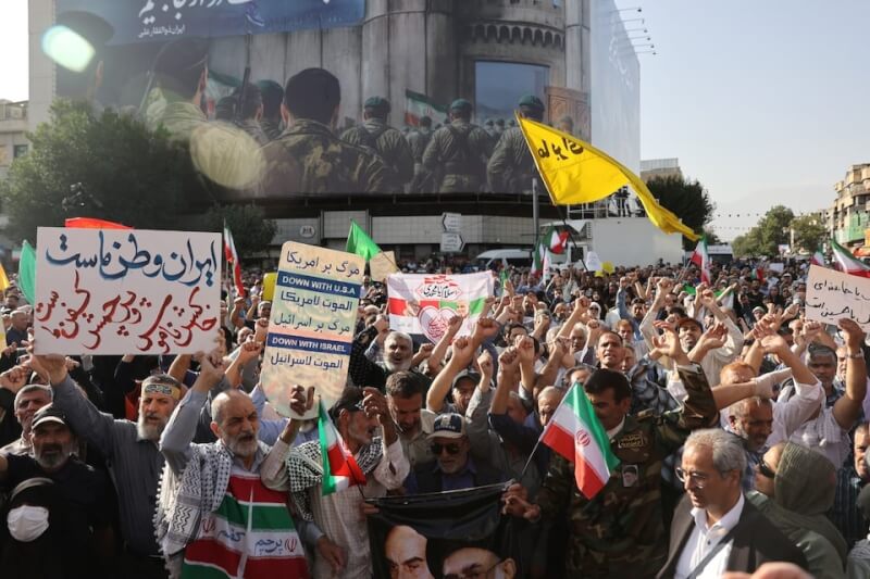 伊朗首都德黑蘭民眾22日上街反對美國攻擊核設施。(Majid Asgaripour/WANA (West Asia News Agency) via 路透社)
