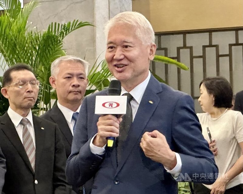 併入台新金控前夕,新光金控23日舉行最後一場股東會。會後新光金董事長魏寶生(左3)向媒體發表談話。中央社記者張璦攝 114年6月23日