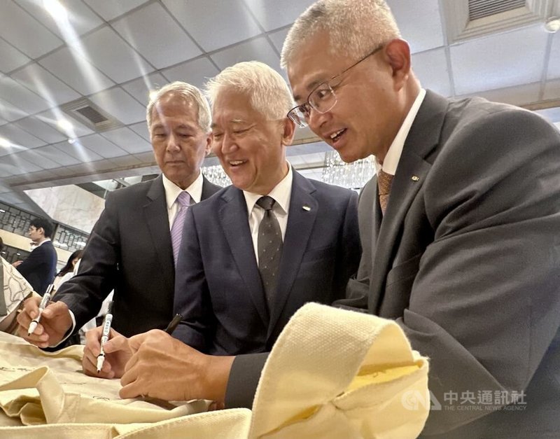 台新金控、新光金控合併基準日為7月24日,新光金最後一場股東會6月23日舉行。會後新光金董事長魏寶生(中)、新光人壽副董事長洪士琪(右)、新光金董事陳淮舟(左)一同在股東會紀念品上簽名留念。中央社記者張璦攝 114年6月23日