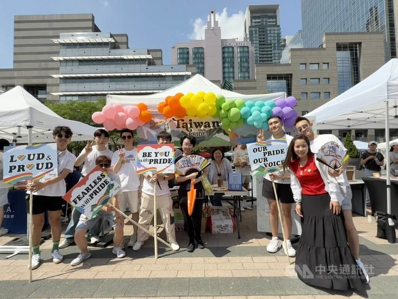 加拿大「寬容自信台灣協會」2025年將第3度組隊參加多倫多同志大遊行。志工們在昨天的「愛之日常音樂會」活動設攤,宣傳和召募更多參與者。中央社記者胡玉立多倫多攝 114年6月24日