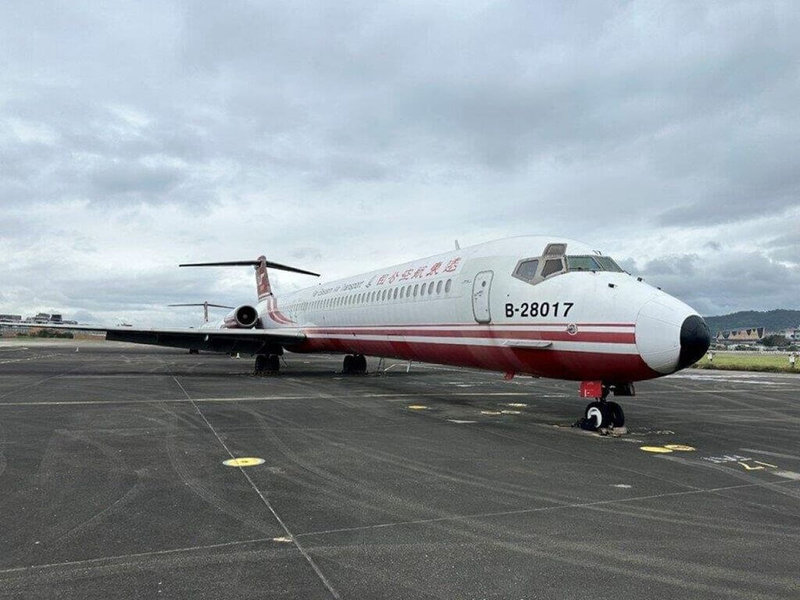 遠東航空積欠鉅額勞健保、房屋稅等稅費,先前由威碩實業得標的飛機,因威碩實業積欠新台幣900萬元場站費用,法務部行政執行署台北分署已查封飛機於7月1日拍賣,底價為450萬元。(台北分署提供)中央社記者謝幸恩傳真 114年6月24日