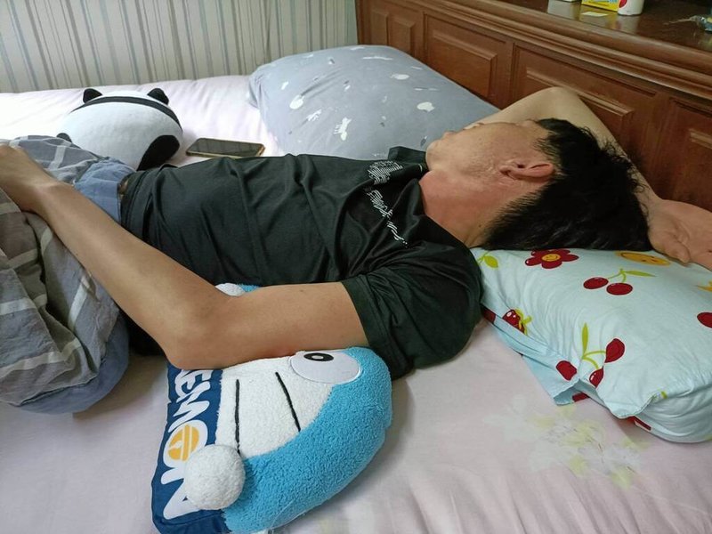 有民眾睡覺時習慣雙手往上擺舉過頭,隔天醒來手臂麻;南投醫院提醒,手臂神經通路被壓到,雖然變換姿勢及按摩可緩解,若時間久仍可能會損傷神經。(南投醫院提供)中央社記者吳哲豪傳真 114年6月24日