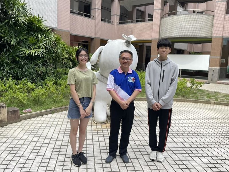 新竹市數位實驗高中首度招生，2大管道共錄取48人。本屆新生主要來自新竹縣市公私立國中，少數來自苗栗縣與高雄市。圖為錄取生陳羽岑（左）、潘彥熏（右）與數位實中校長陳彥宇（中）合影。（新竹市政府提供）中央社記者郭宣彣傳真  114年6月24日