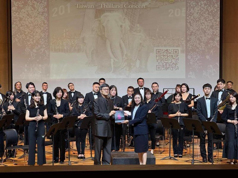 台北市民管樂團、樂團指揮何康國（前左）及金鼎獎作家李如青合作，以繪本作品「大兵林旺三部曲」為靈感舉辦台泰交流音樂會。圖為6月20日在泰國藝術大學舉行的音樂會。（駐泰代表處提供）中央社記者呂欣憓曼谷傳真  114年6月24日