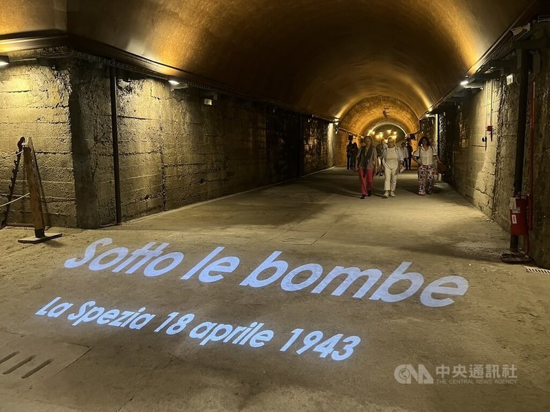 拉斯佩齊亞防空隧道以老照片和聲光模擬,紀念1943年遭到毀滅性轟炸的悲傷歷史。中央社記者黃雅詩拉斯佩齊亞攝 114年6月24日